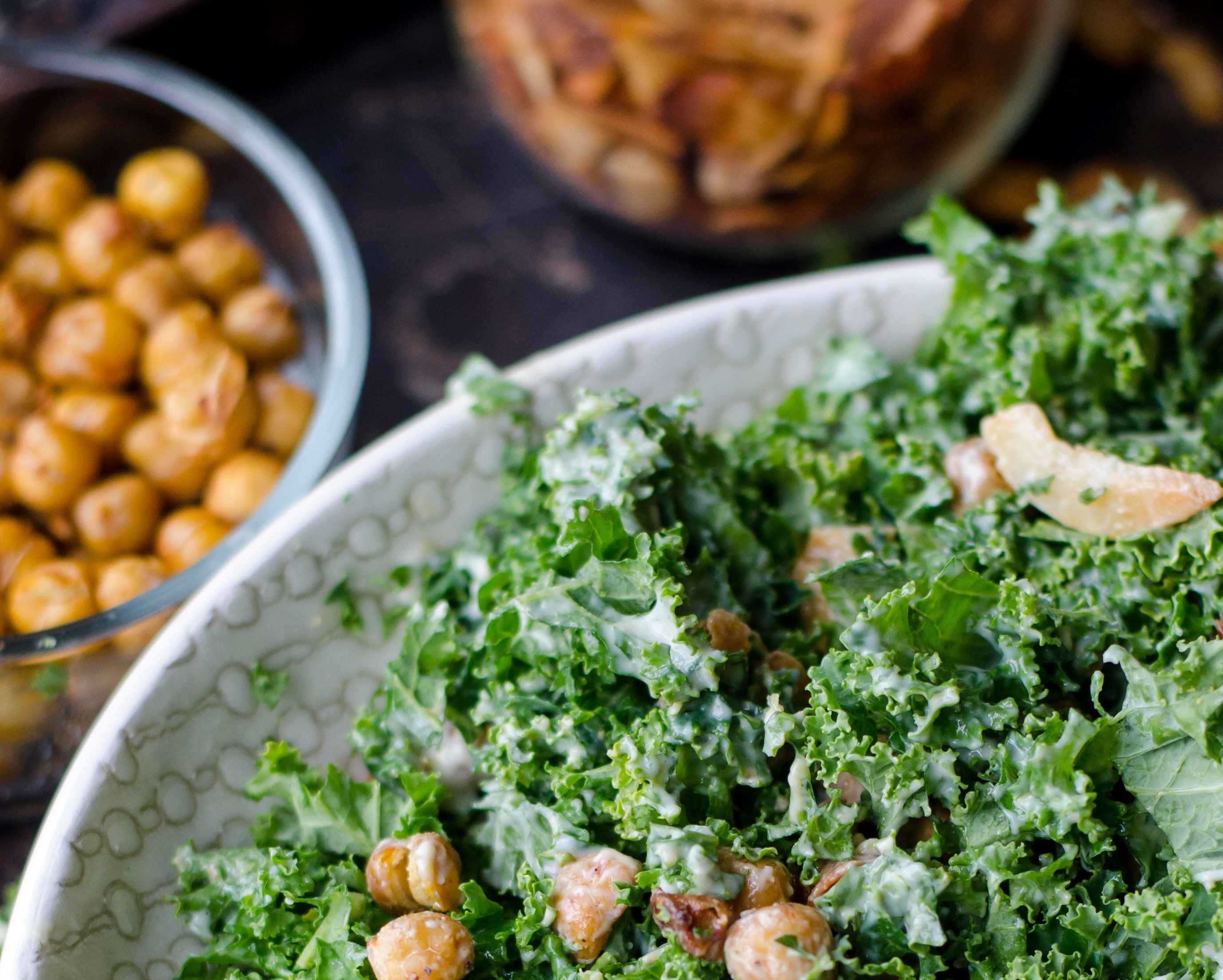 Grünkohlsalat mit Kichererbsen und würzigem Speck-Tempeh