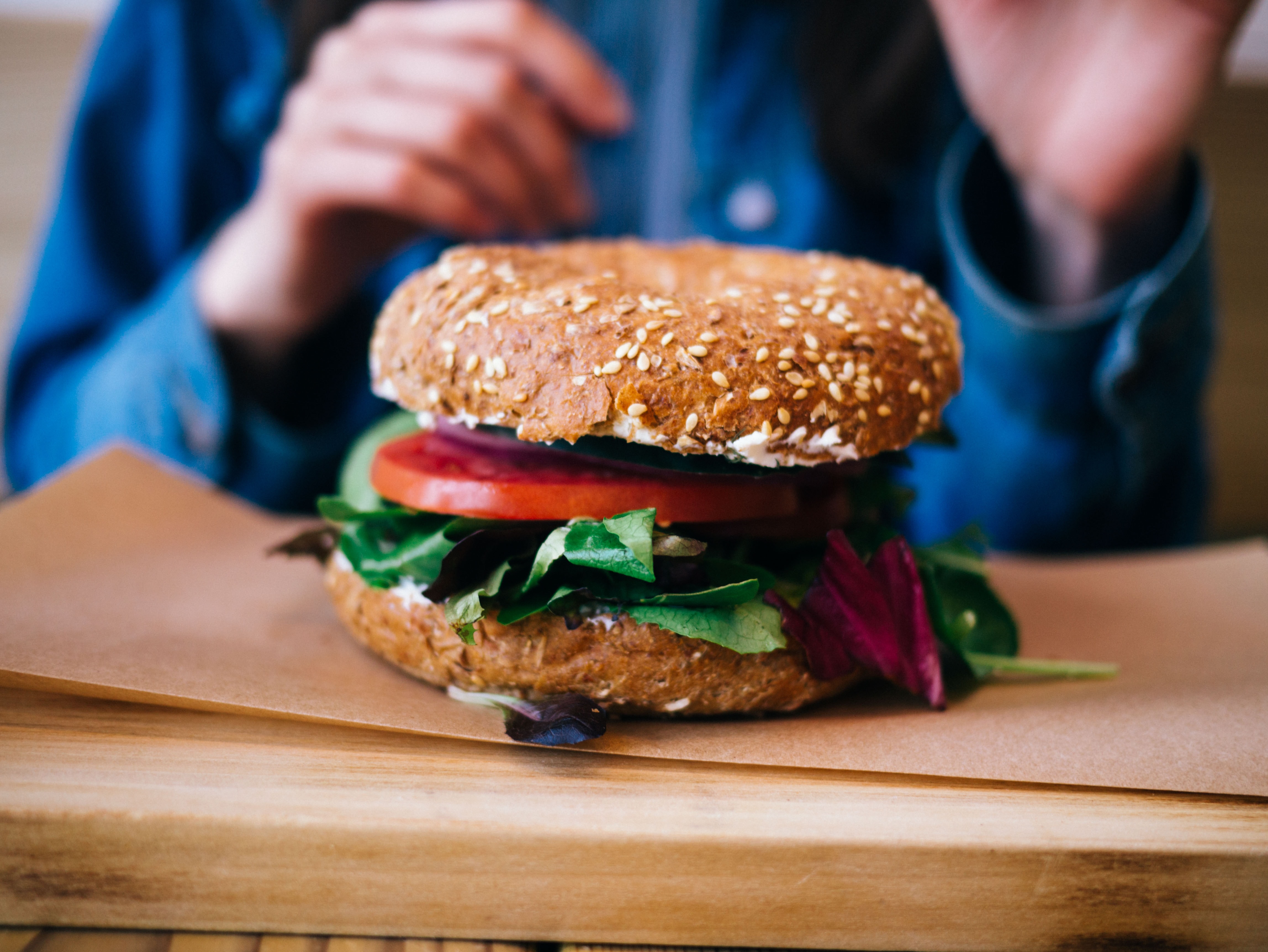 Burger mit Süßkartoffeln und schwarzen Bohnen