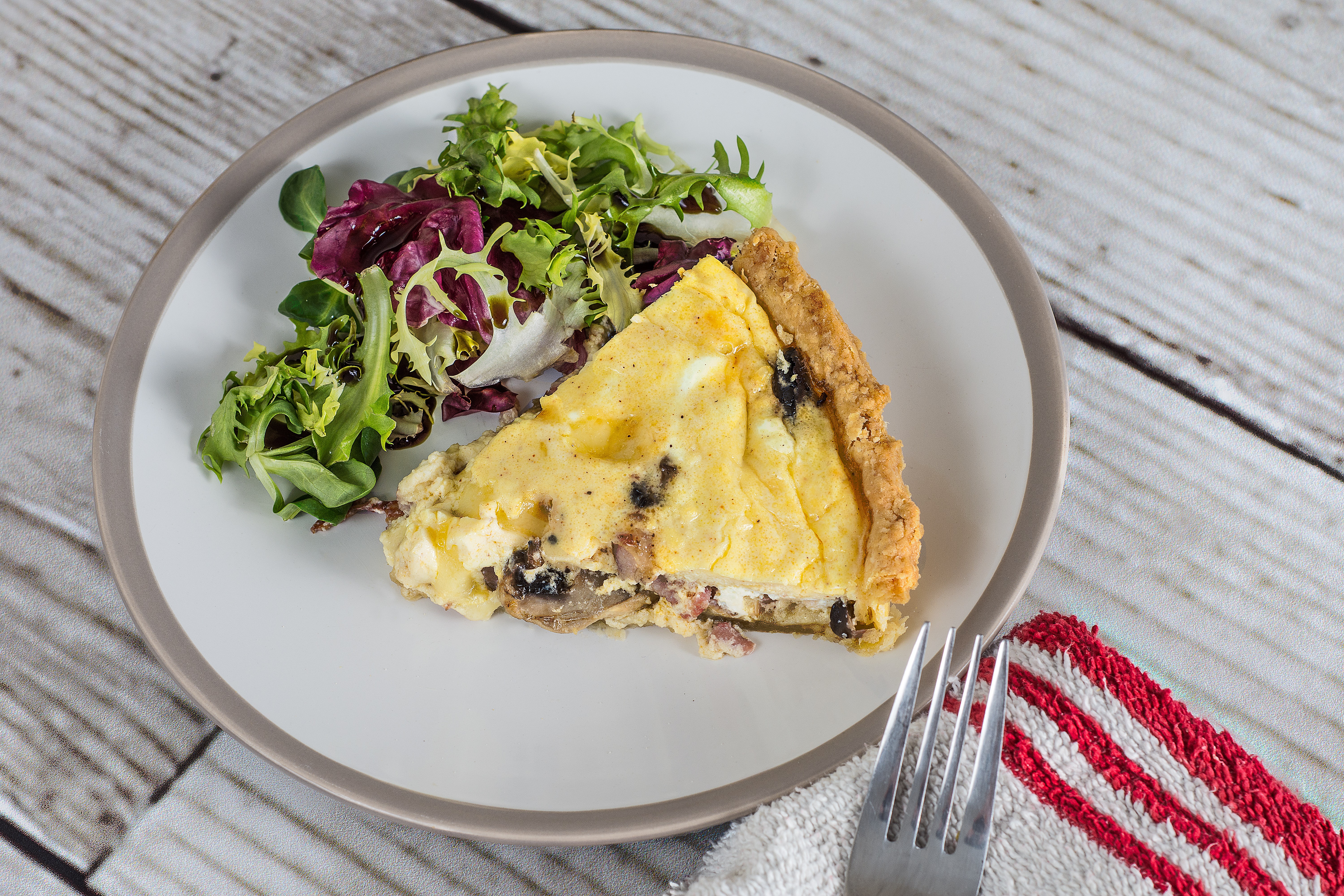 Vegane Quiche mit Zwiebeln und Pilzen