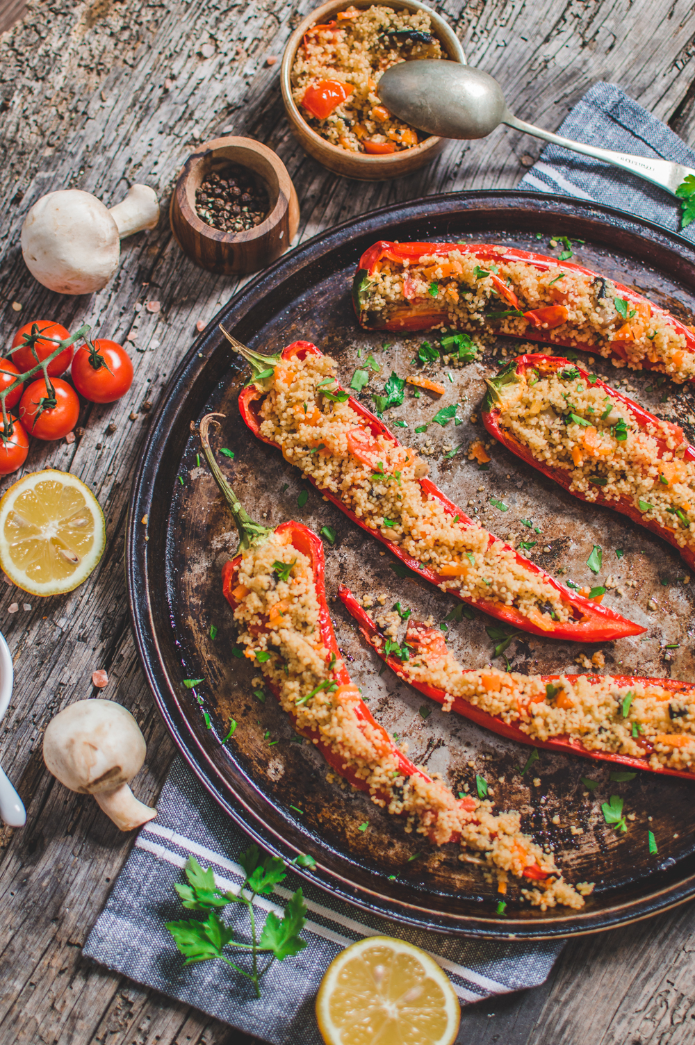 Mit Couscous gefüllte Paprika