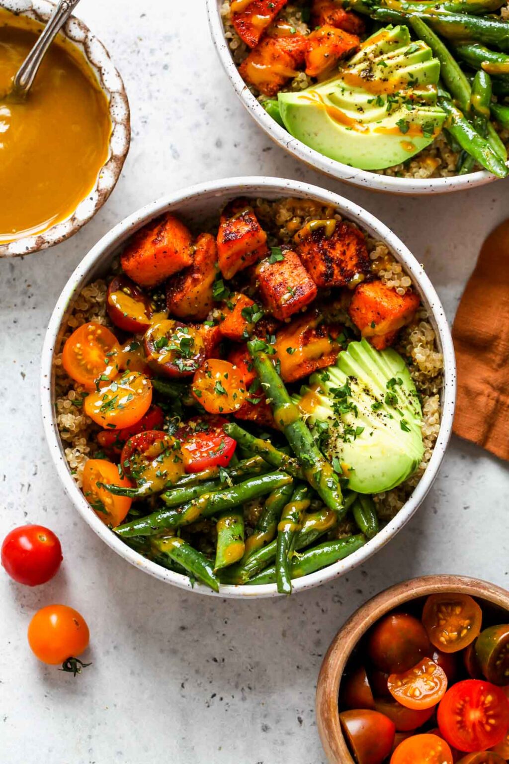 Taças de quinoa e batata-doce com molho de mostarda, mel e curcuma