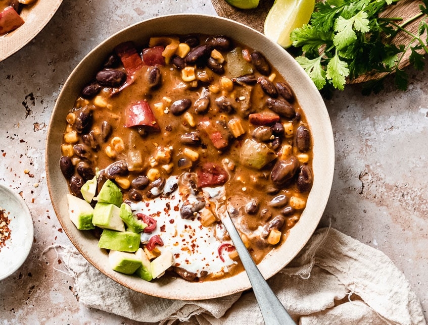 Mexikanische Bohnensuppe mit Guacamole