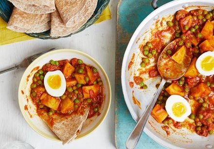 Curry-Rotis mit Kartoffeln, Erbsen und Eiern