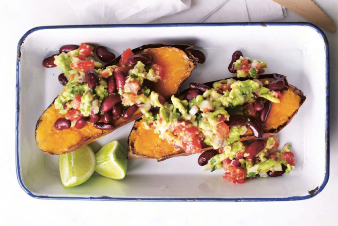 Süßkartoffeln aus dem Ofen mit Guacamole & Kidneybohnen